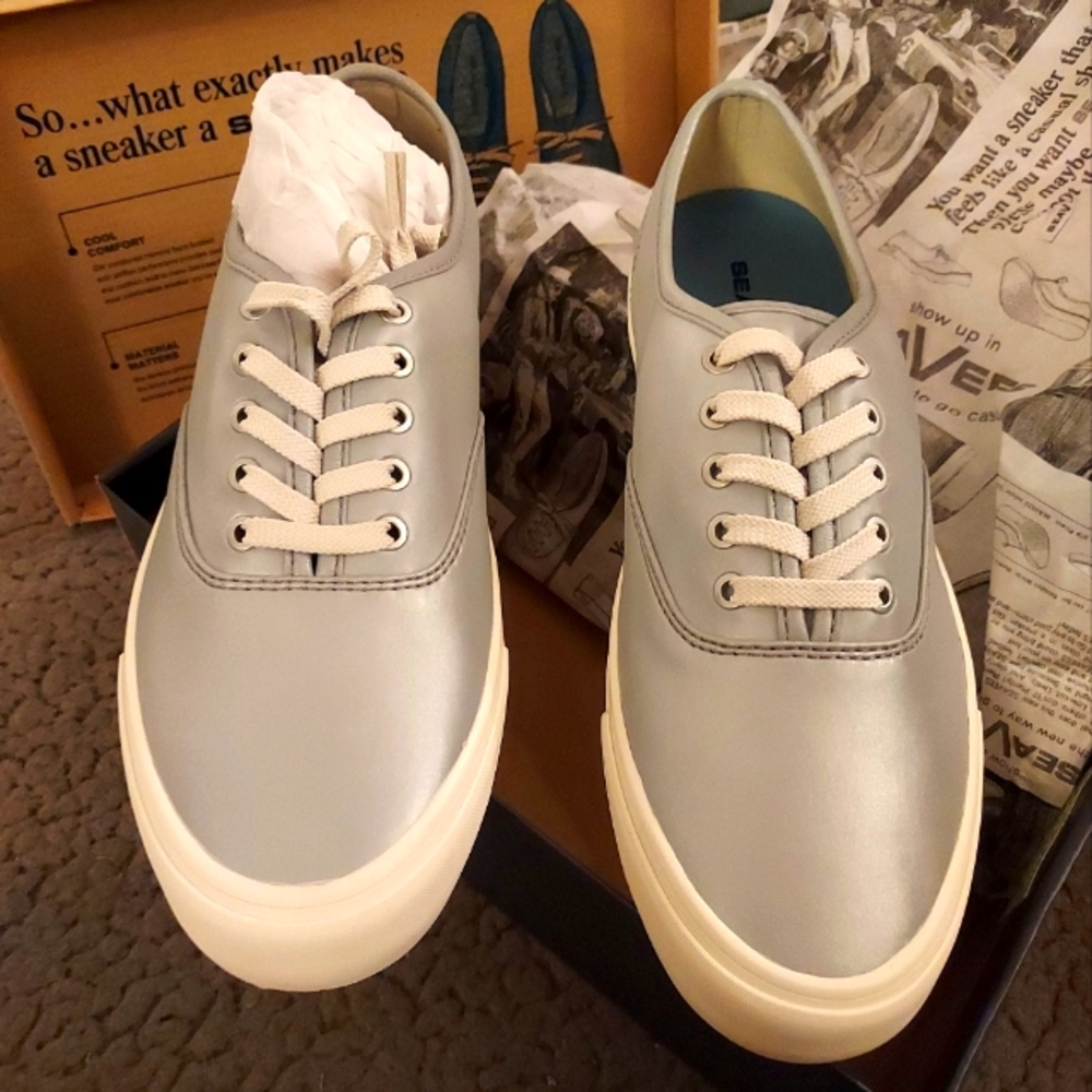 NWT SeaVees Legend Sneaker, Holiday W Size 10, Silver Reflect-Tek
